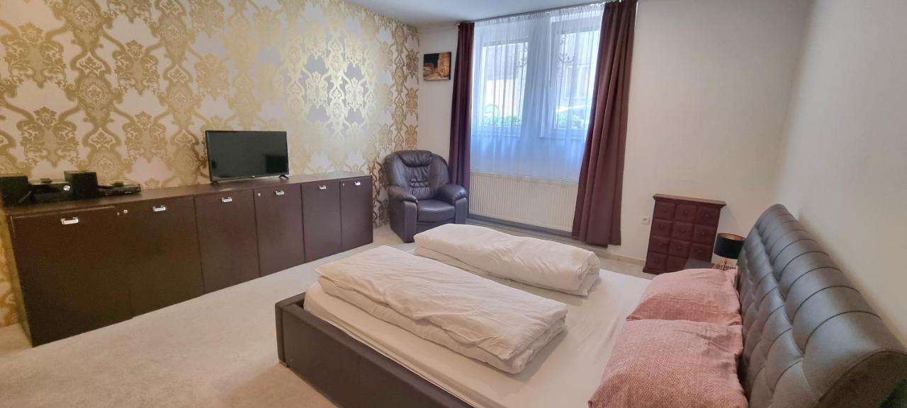 Spacious Apartment In City Center Bratislava Exteriör bild