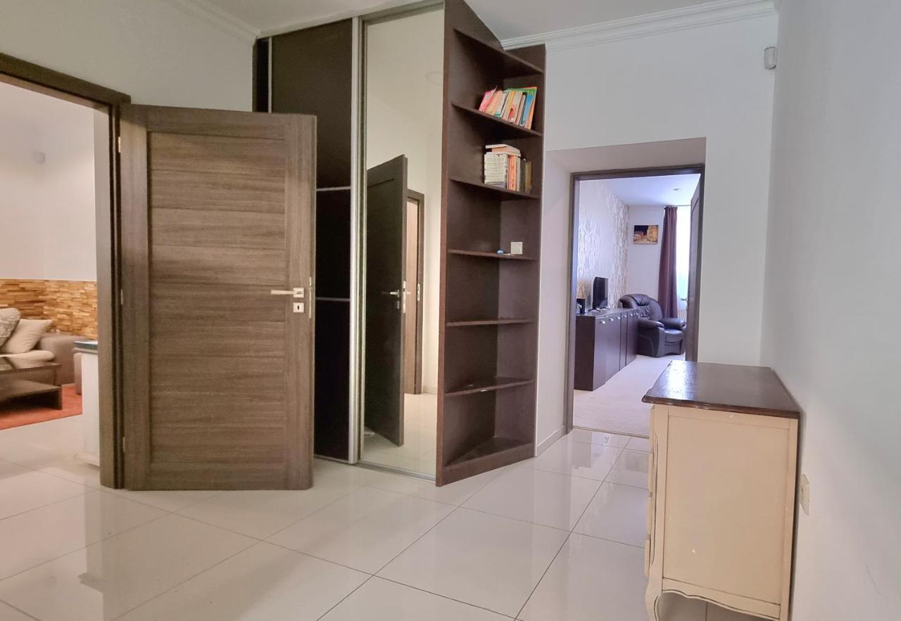Spacious Apartment In City Center Bratislava Exteriör bild