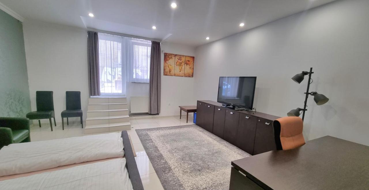 Spacious Apartment In City Center Bratislava Exteriör bild