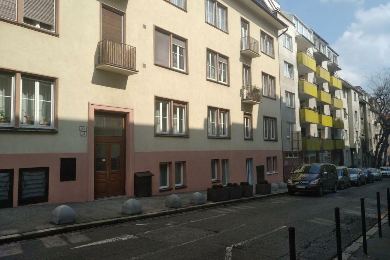 Spacious Apartment In City Center Bratislava Exteriör bild