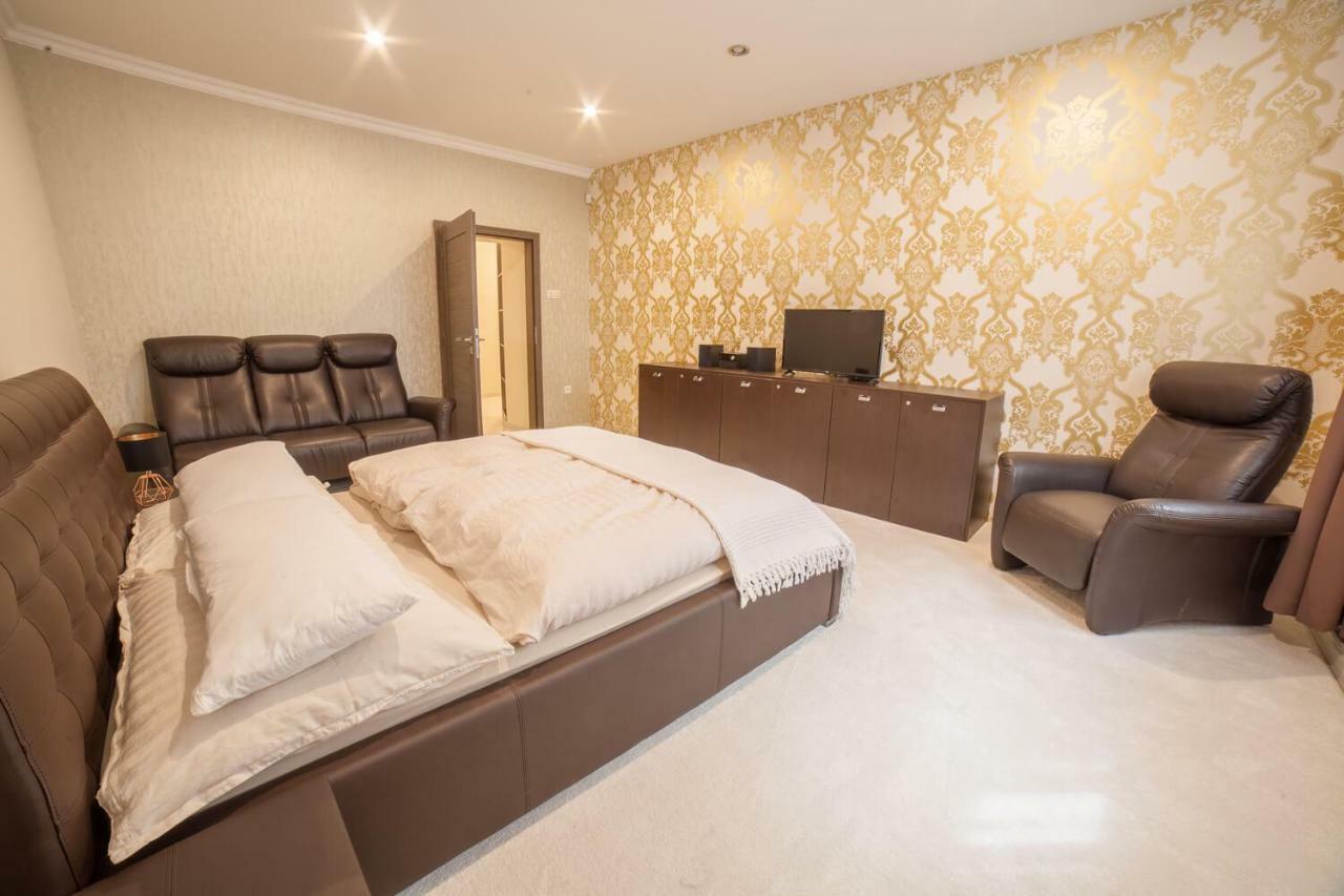 Spacious Apartment In City Center Bratislava Exteriör bild
