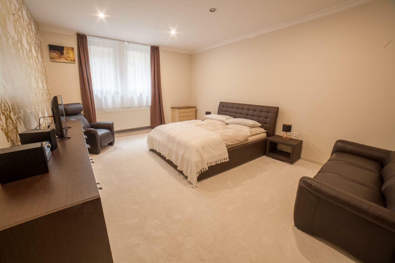 Spacious Apartment In City Center Bratislava Exteriör bild